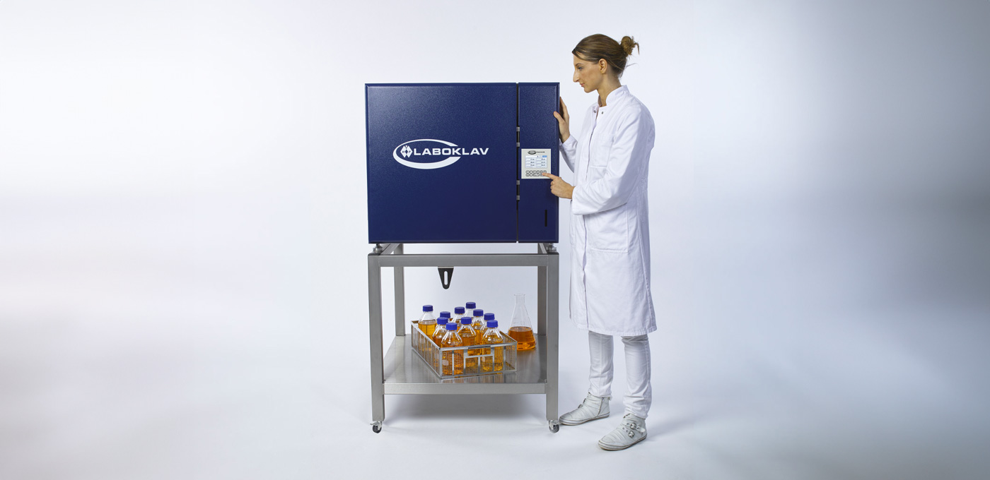 Une femme utilise un autoclave de stérilisation.