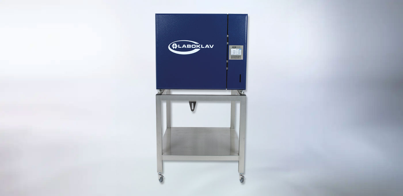Une femme utilise un autoclave de stérilisation. Une femme utilise un autoclave de stérilisation.