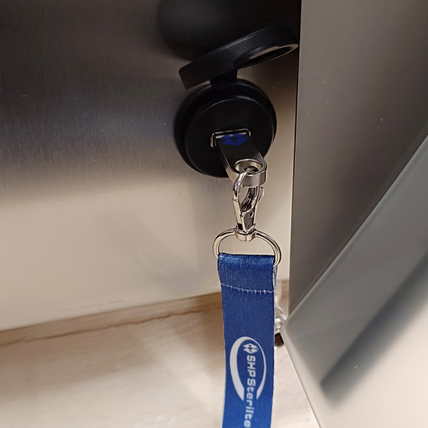 Port USB derrière la porte de chambre ouverte