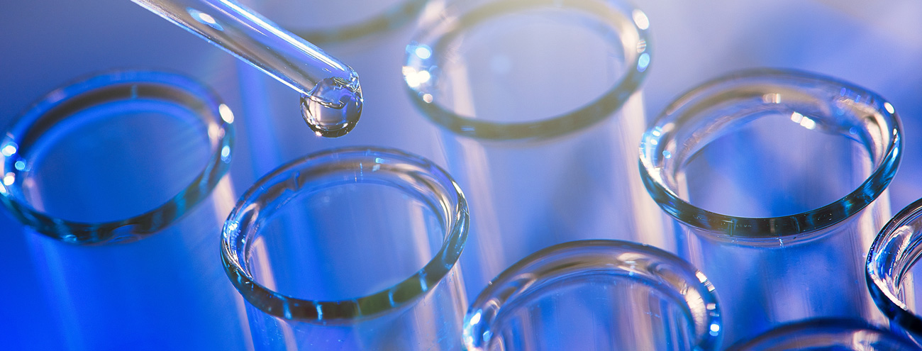 Plusieurs pipettes et tubes à essai sur fond bleu